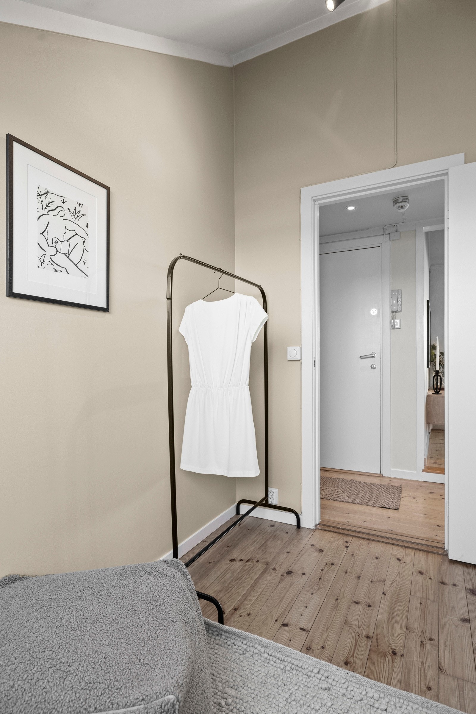 Det er god plass til oppbevaringsløsninger som kommode eller garderobe. Galleribilde