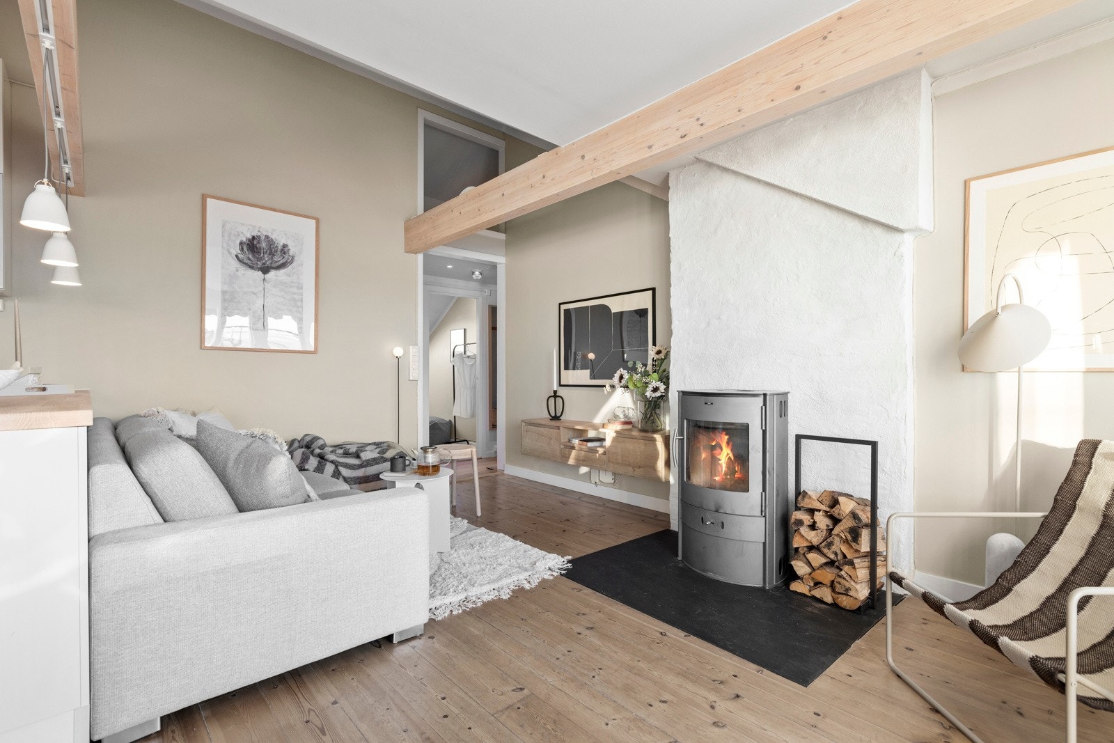 Generøs takhøyde på 3,44m på sitt høyeste og store vindusflater fremstår stuen som lys og luftig. Oppbevaringshems også i stue. Galleribilde