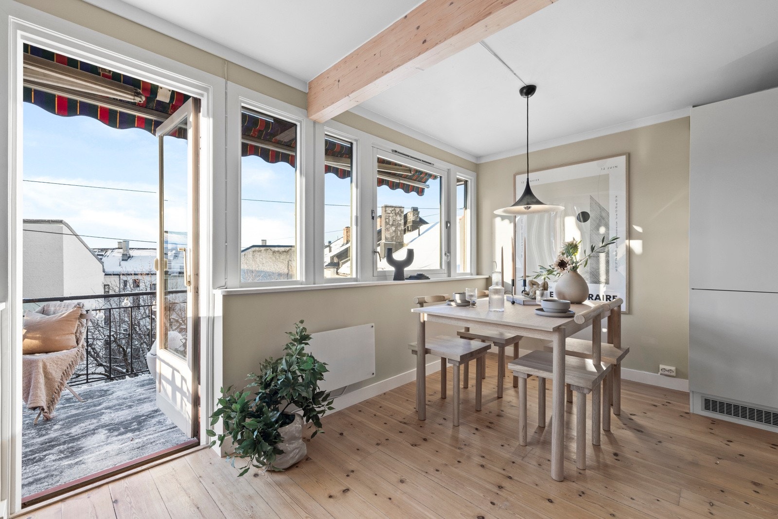 Ved kjøkkenet er det god plass til spisebord hvor du kan invitere til hyggelig selskap. Galleribilde