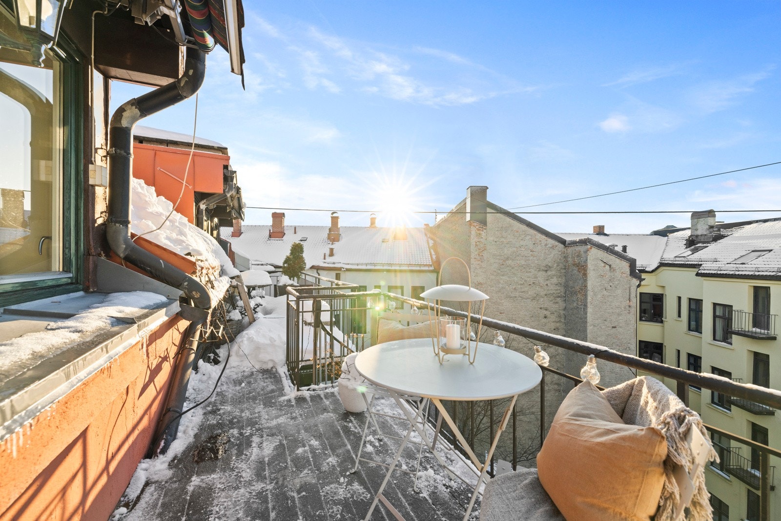 Leiligheten ligger høyt og fritt i byggets 5 etasje med sol fra cirka 11 - 21 på sommerstid Galleribilde