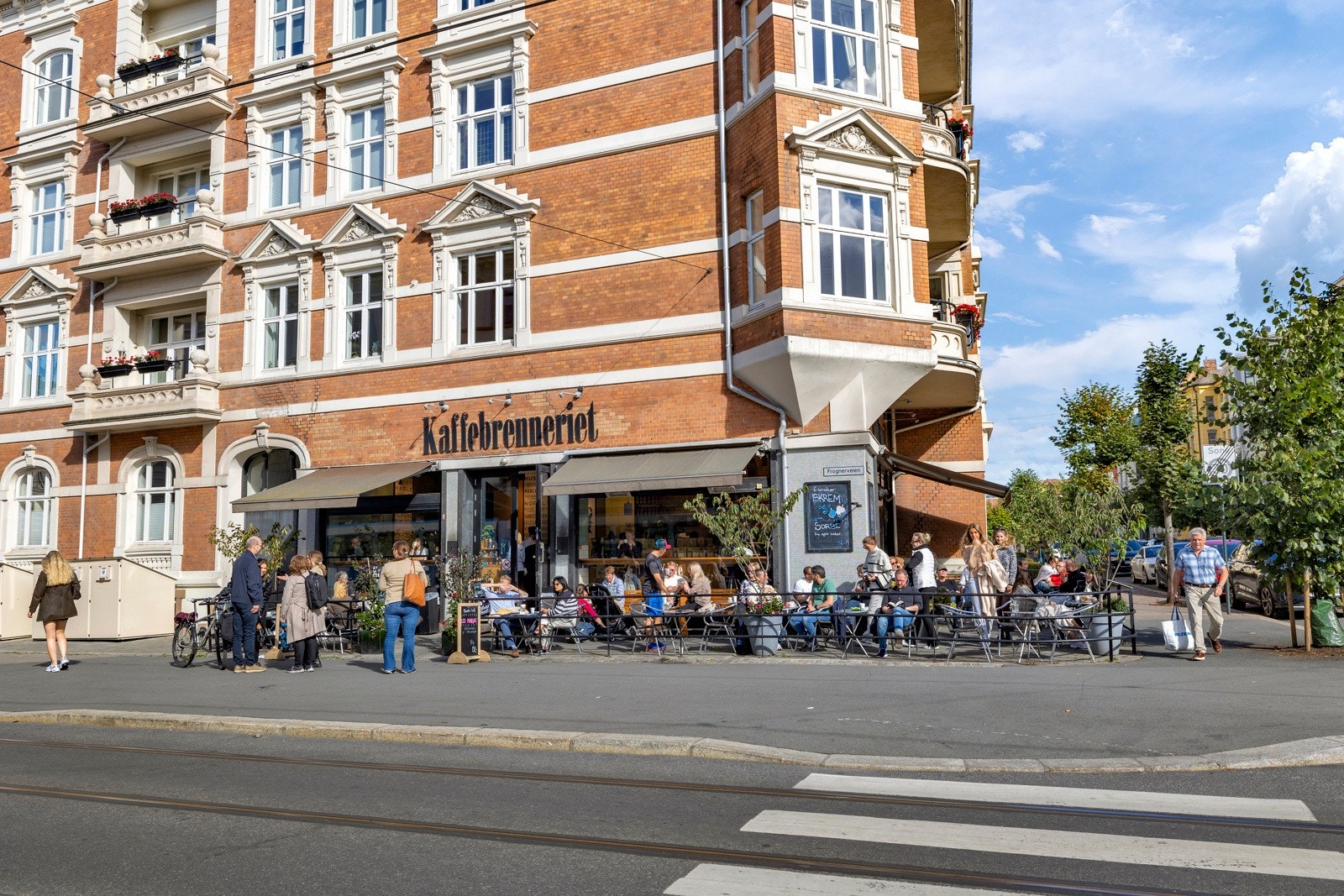 Kaffebrenneriet ligger rett ved leiligheten og er en populær plass å nyte en kopp kaffe i solen Galleribilde