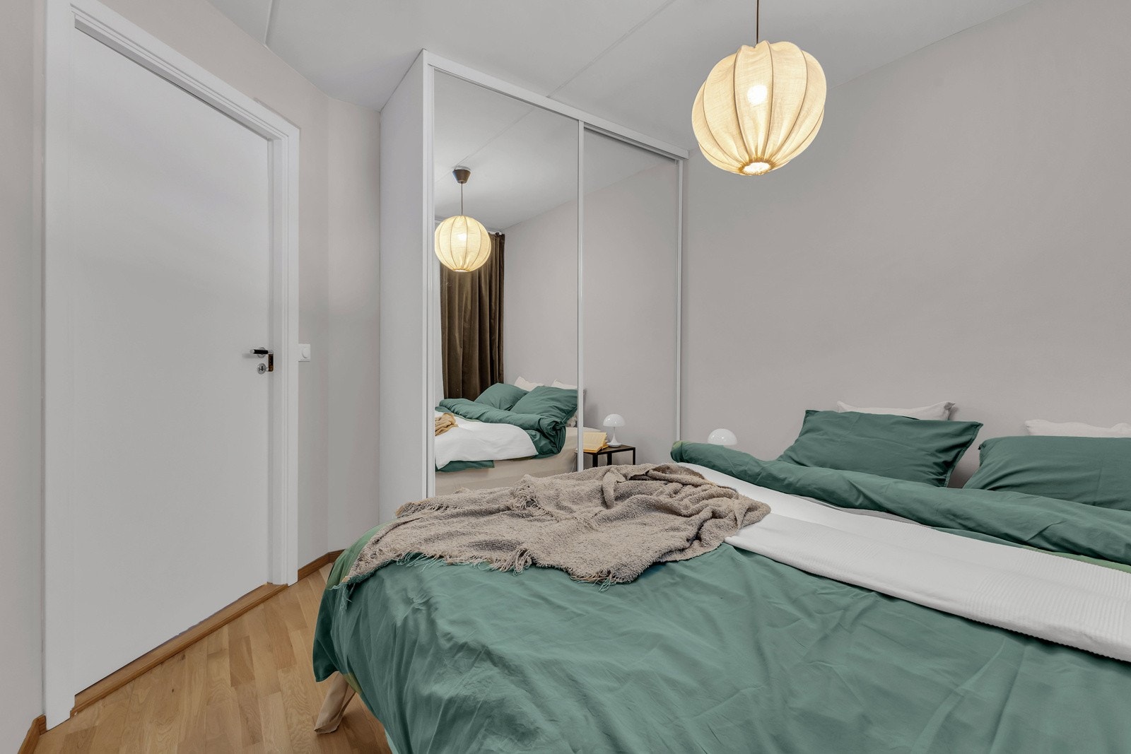 Stor og dyp skyvedørsgarderobe til klesoppbevaring. Galleribilde