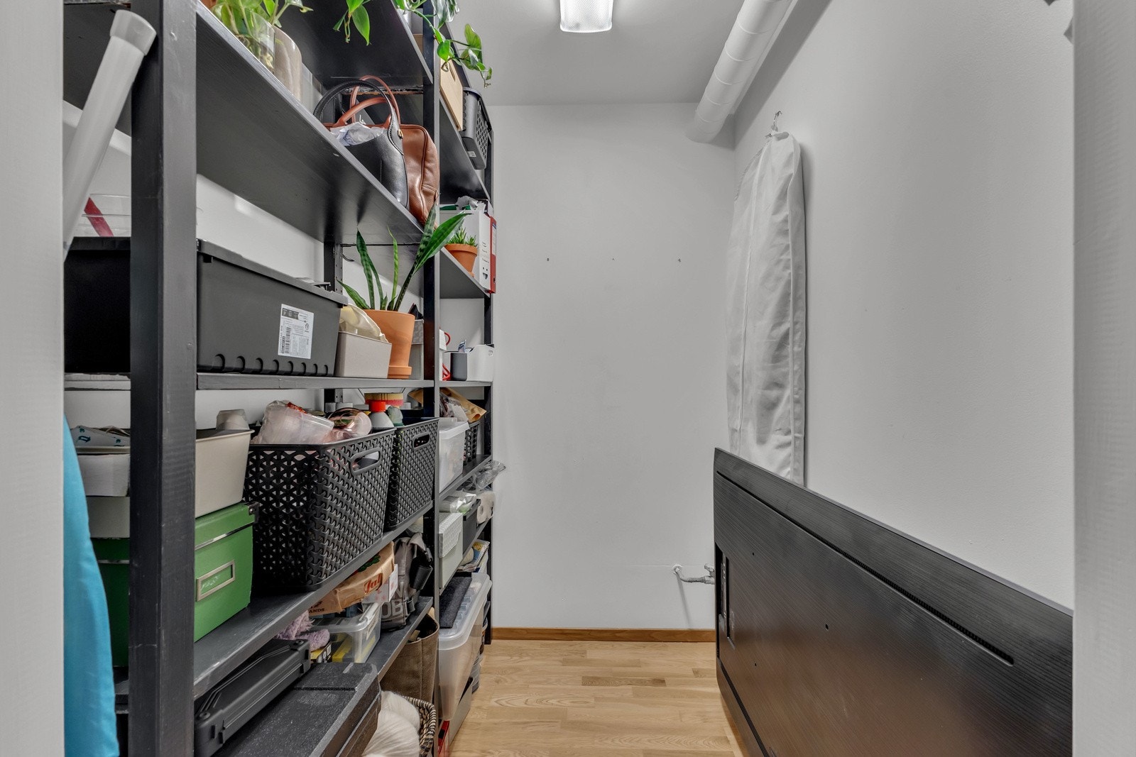 Innvendig bod på ca. 2 kvm. Galleribilde