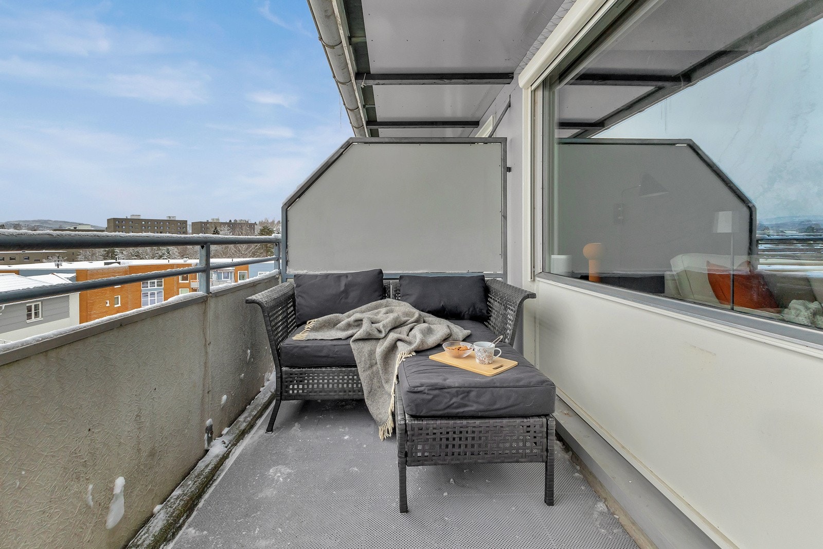 Fra stuen er det utgang til en solrik, overbygd balkong på ca. 7m². Her er det god plass til større utemøblement og grill Galleribilde