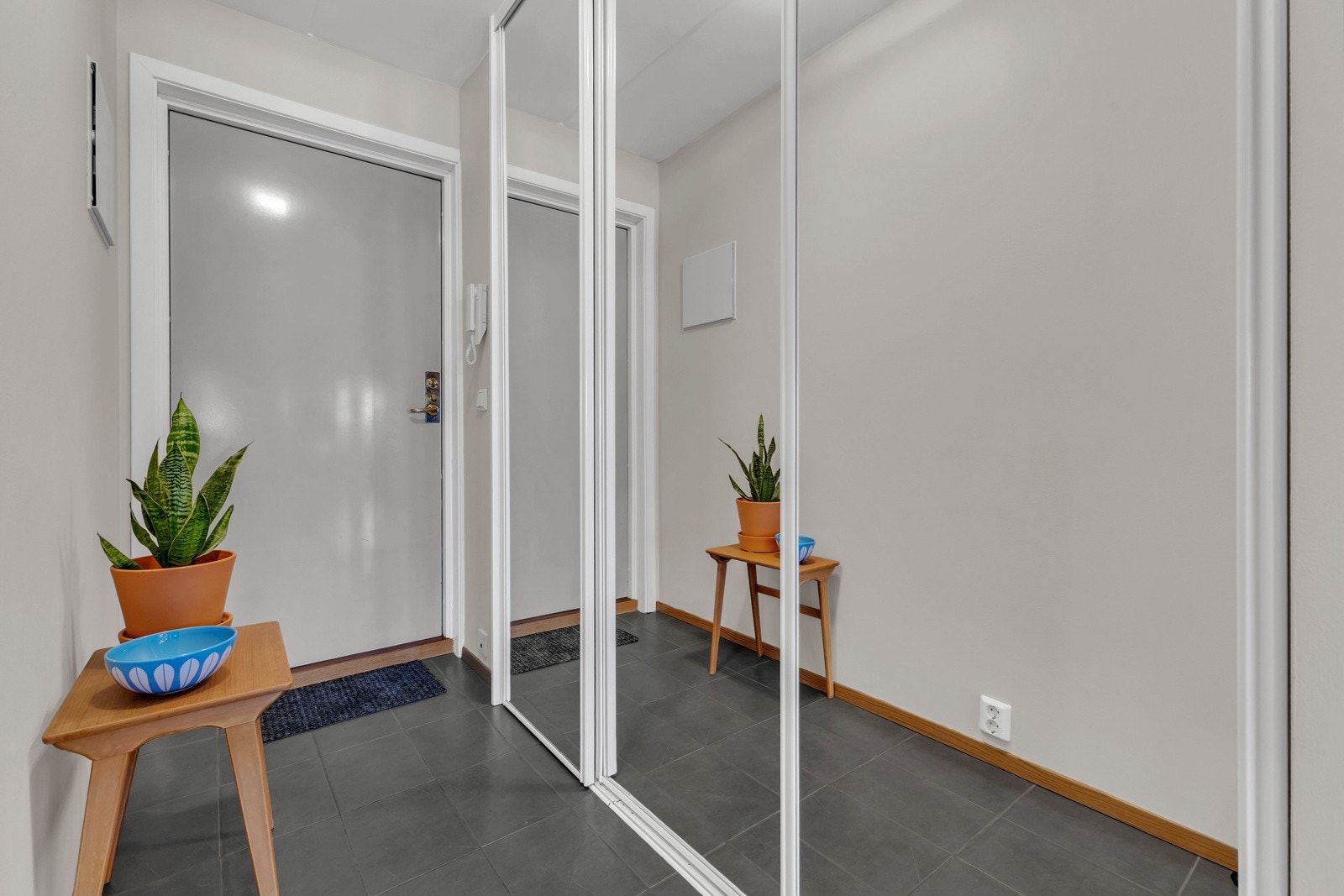 Entré med skyvedørsgarderobe med speilfronter i gangen. Dørcalling-anlegg. Galleribilde