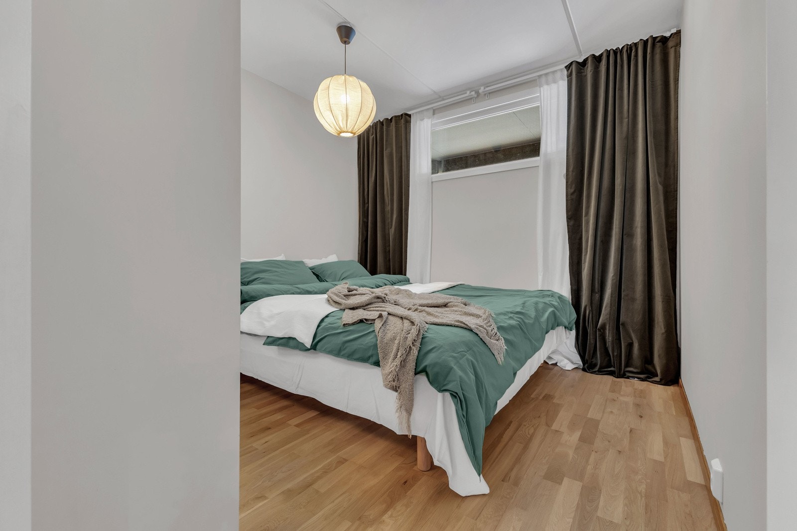 Soverom på ca. 9 m² med plass til dobbeltseng og kommode. Vinduene er praktisk plassert høyt på veggen. Galleribilde