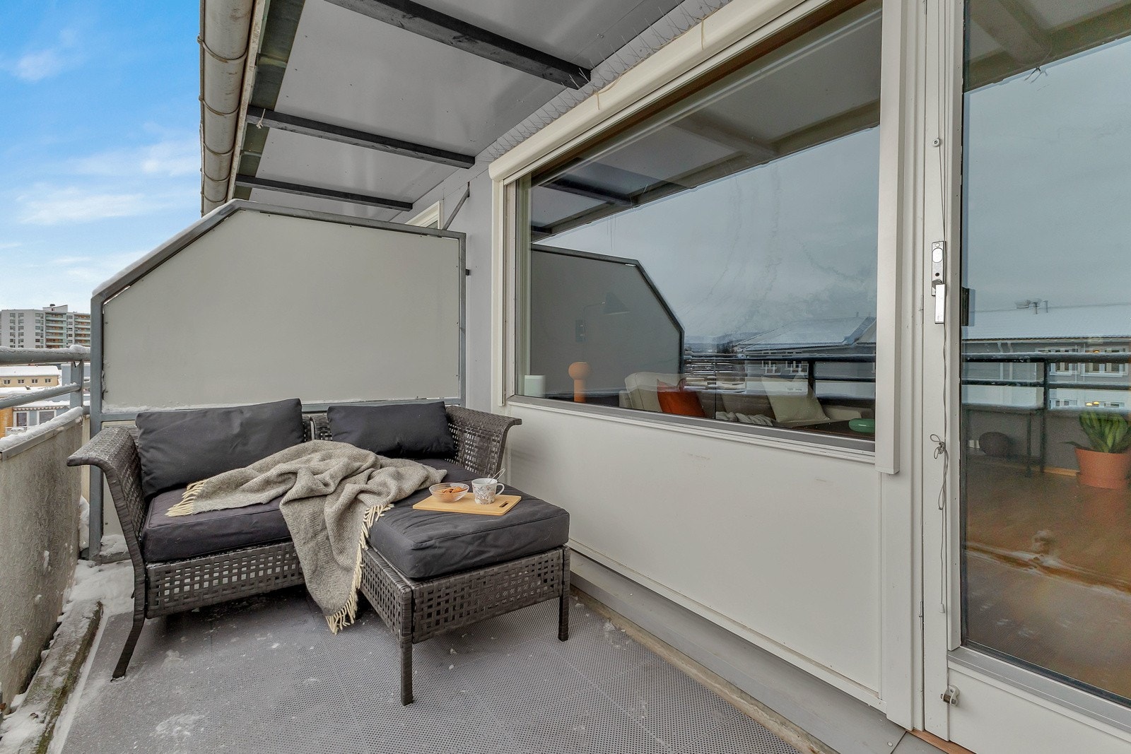 Leiligheten har sol på balkongen fra ca. 13:30 til 21:00 midtsommers. Galleribilde