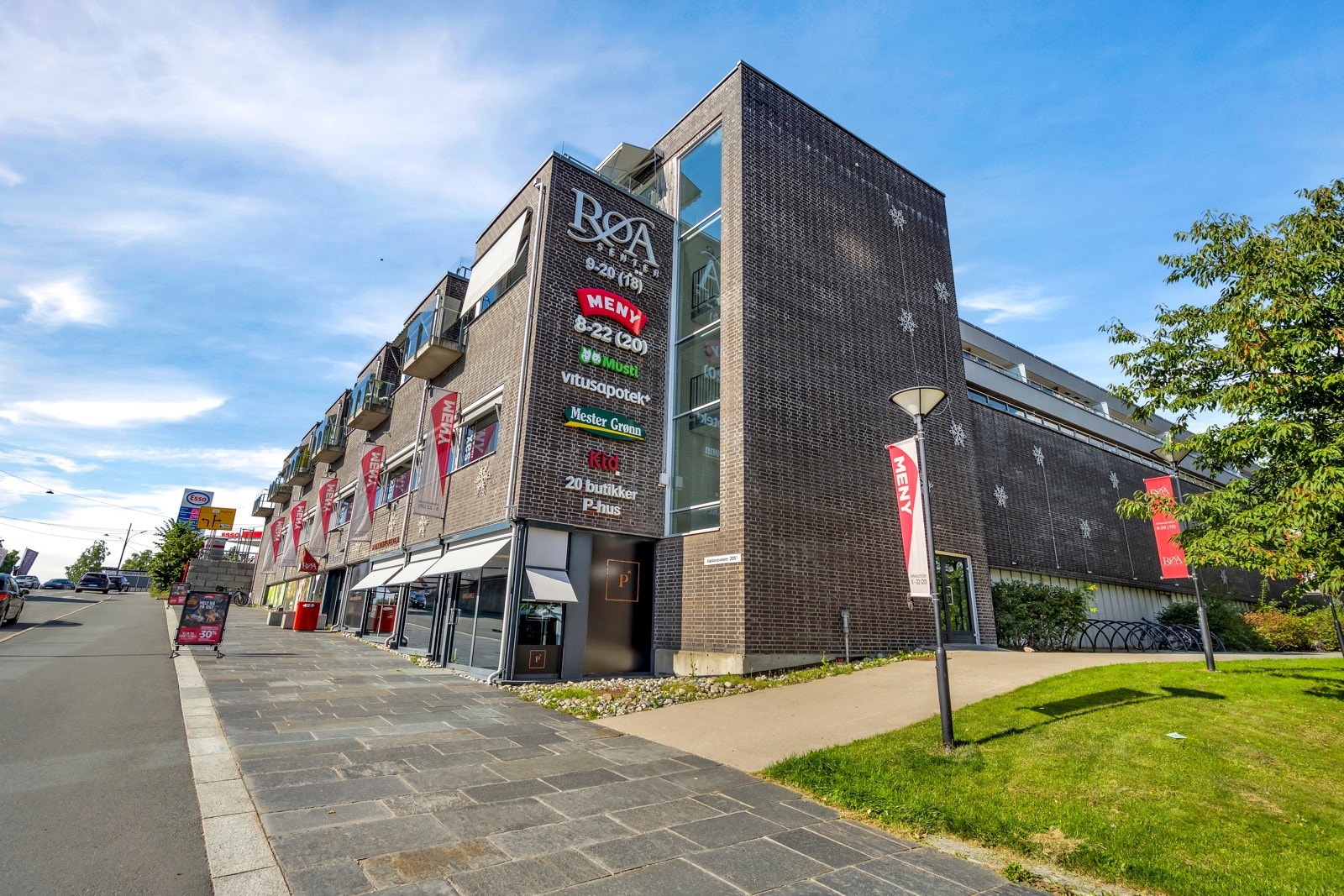 Kort vei til Røa senter med blant annet Kid, Nille, apotek, Evo treningssenter, legekontor m.m Galleribilde