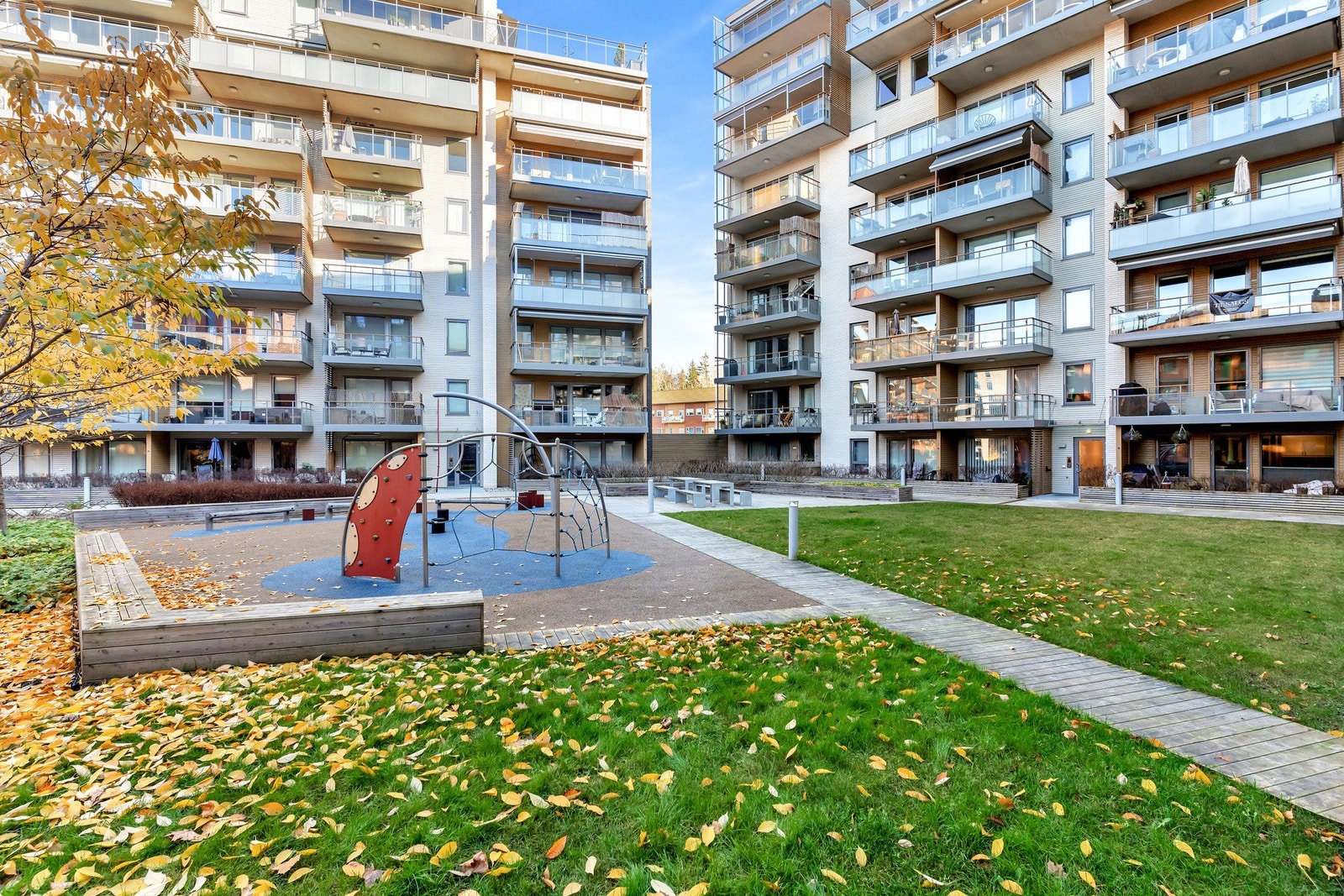 Det er i tillegg kort kjøreavstand til både Strømmen og Lillestrøm med enda flere forretnings- og servicetilbud og bymessige fasiliteter. Galleribilde