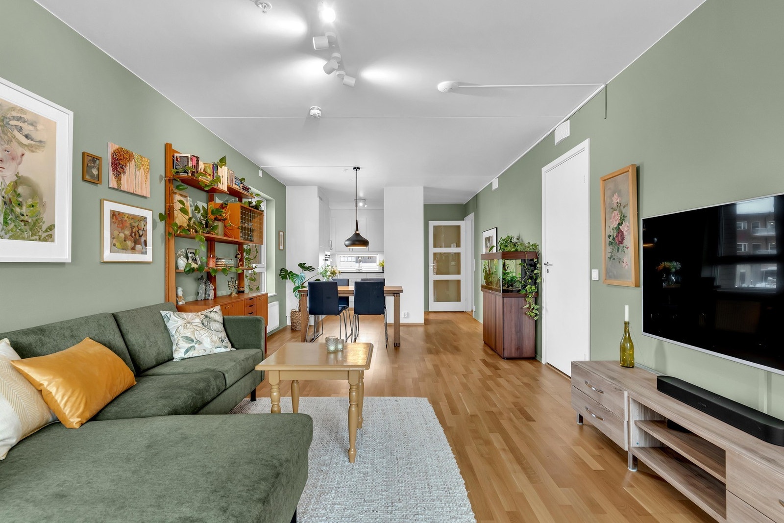 I stuen er det moderne hvitpigmentert eikeparkett på gulv, malte vegger og malt himling. Galleribilde