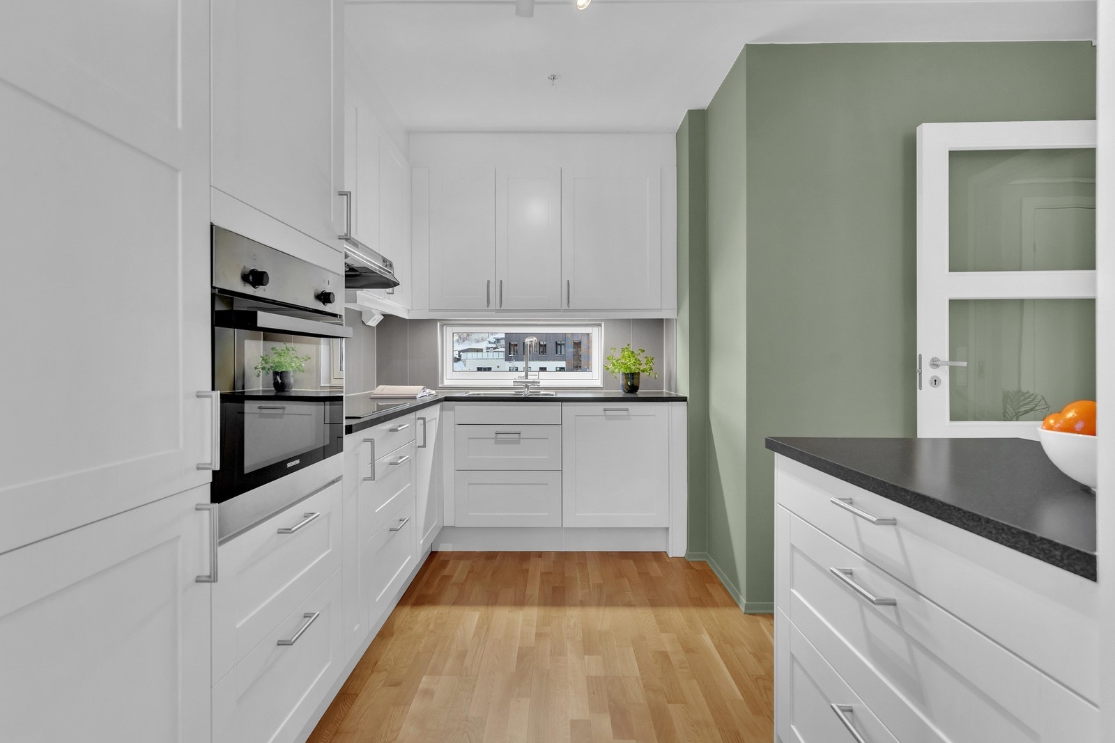 Her er det moderne eikeparkett på gulv, malte vegger og malt himling. Galleribilde