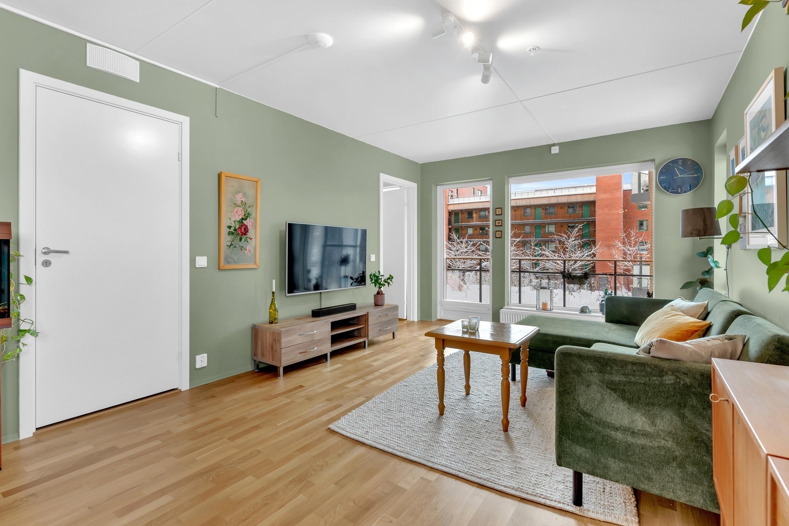 Svært lys og romslig hjørnestue med meget gode lysforhold fra store, moderne vindusflater
som også har solskjerming fra Lady solkskjerming. Galleribilde