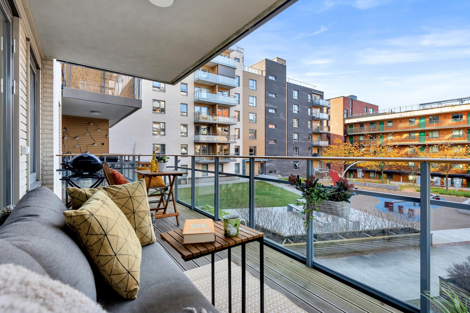 Rekkverk i aluminium og store glassfelter. Balkongen er overbygget, noe som øker bruksverdien. Galleribilde