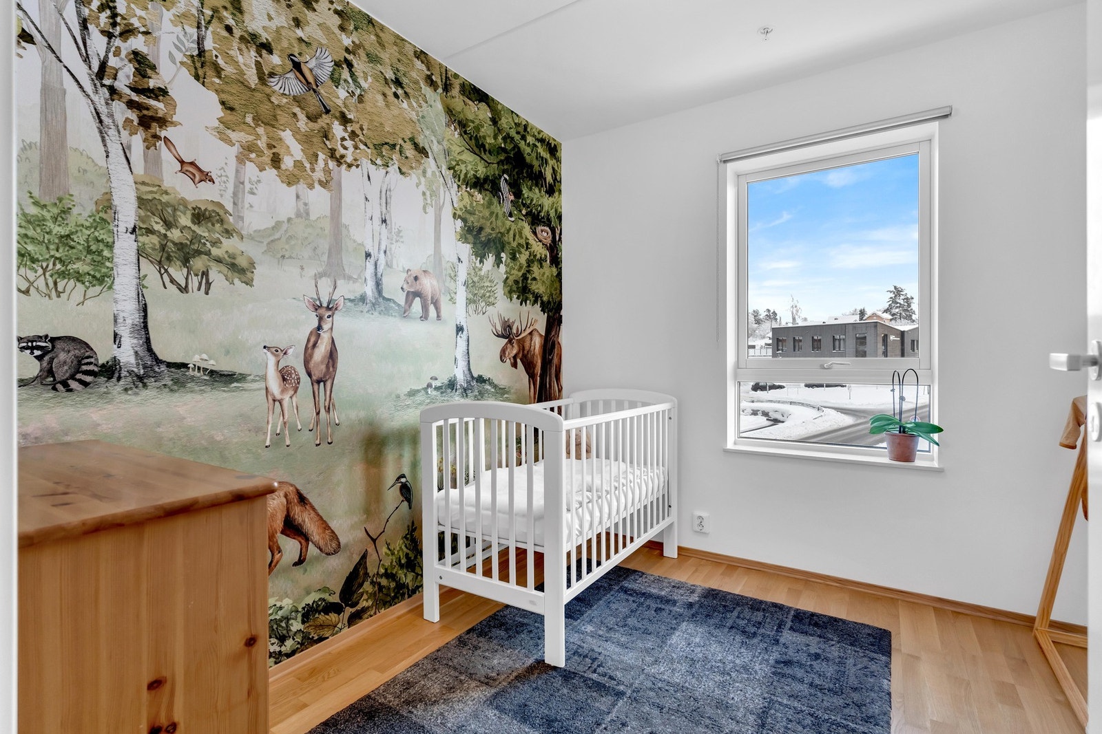 Soverom med god plass til seng og god oppbevaringsplass i garderobeskap. Rommet er i dag tapetsert i hyggelig dyre-tapet og gjør seg perfekt som barnerom. Galleribilde