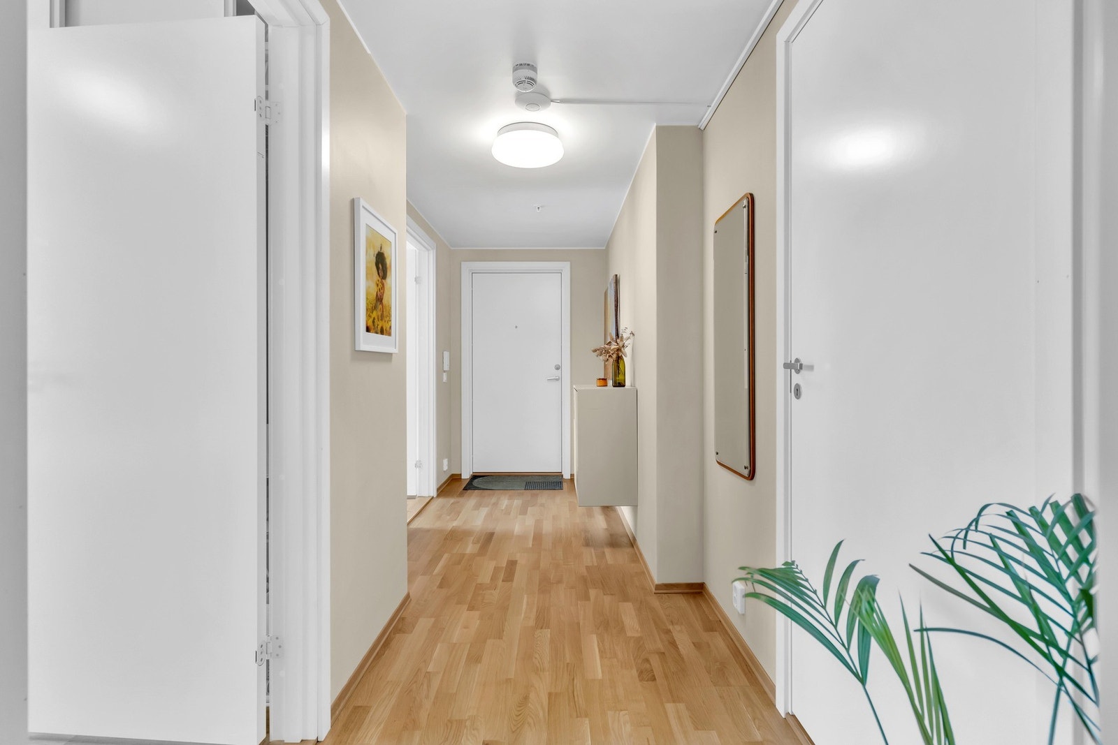 Lys og praktisk entré med rikelig plass til oppbevaring. Brann- og lydklassifisert entrédør med kikkhull. Det er i tillegg montert dørcalling. Galleribilde