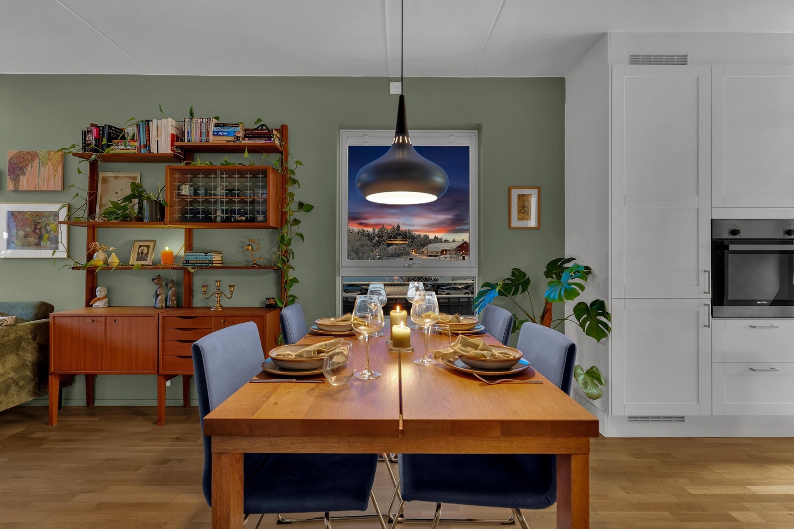 Kort vei til Benterud skole, barnehage, busstopp og Triaden senter med det meste av butikker og servicetilbud, Lørenskog Hus med kino og Losby golfbane like ved. Galleribilde