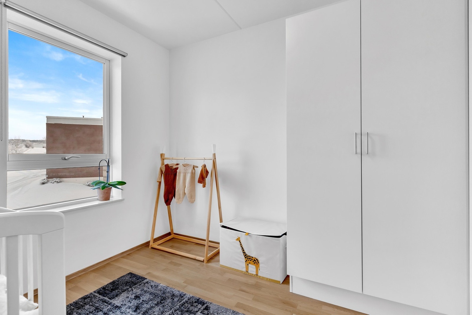 God plass til oppbevaringsløsninger. Moderne eikeparkett på gulv, malte vegger og malt himling. Galleribilde