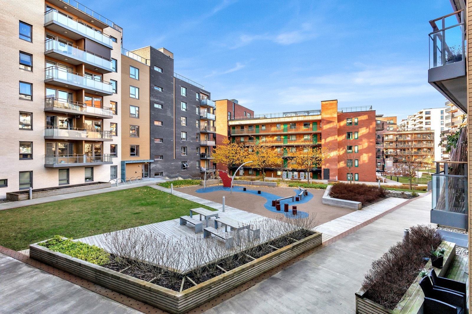 Losbyveien 1 ligger i et sentralt, attraktivt og familievennlig boligområde på Finstadjordet i Lørenskog kommune. Området byr på gode oppvekstkår, med et bredt idrettstilbud og et godt utbygd nettverk av gang- og sykkelveier. Galleribilde