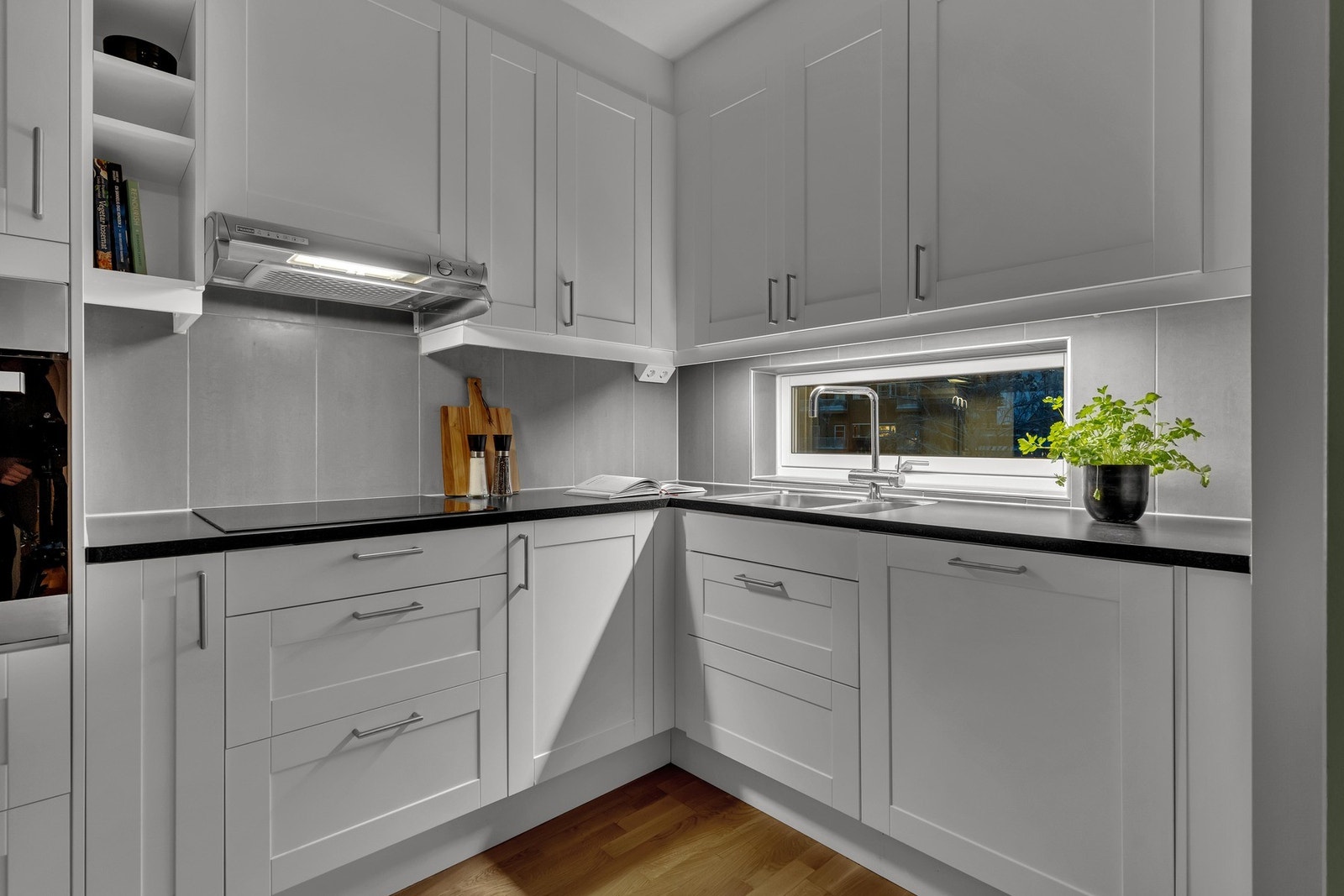 Komfyrvakt og lekkasjevarsler montert. Praktisk kjøkkenøy. Velegnet plass til stor spisebordsgruppe som danner et naturlig skille mellom kjøkken og stue. Galleribilde