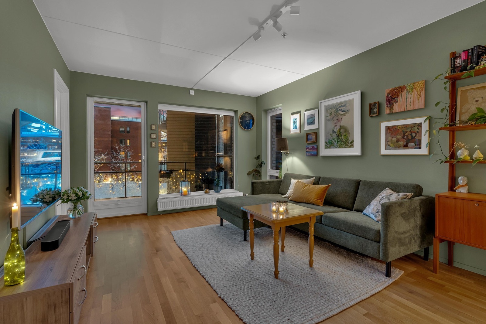 Leiligheten har en romslig planløsning bestående av blant annet åpen stue-/kjøkkenløsning og hele 3 soverom. Solrik vestvendt balkong på 11 m², hvor sene sommerkvelder virkelig kan nytes! Galleribilde