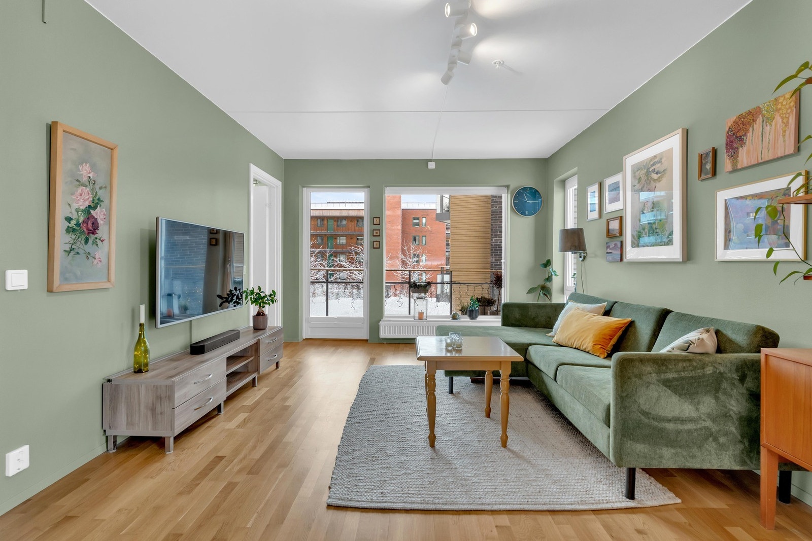 God plass til sofagruppe med tilhørende møblement, samt annen innredning. Galleribilde