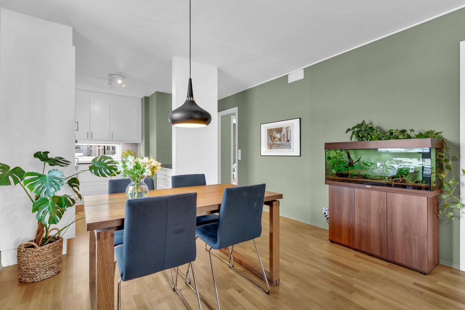 Det er åpen stue og kjøkkenløsning, med mulighet for spisestue. Galleribilde