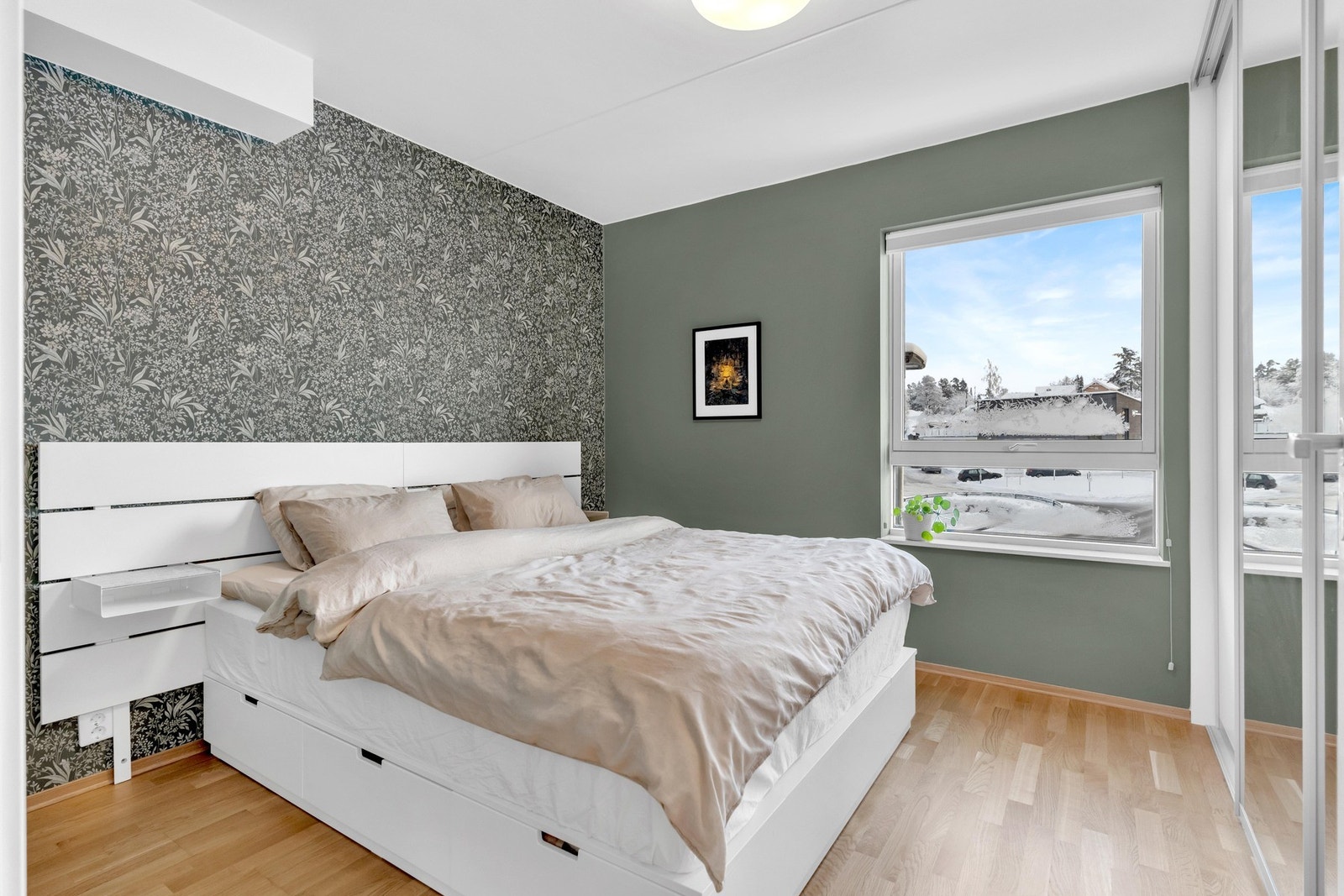 Romslig hovedsoverom med god plass til dobbeltseng. Svært god oppbevaringsplass i form av stor skyvedørsgarderobe fra Elfa, samt plass til ytterligere oppbevaringsløsninger. Moderne eikeparkett på gulv, malte vegger og malt himling. Galleribilde