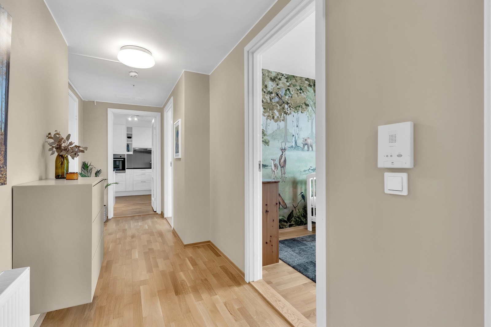 Moderne hvitpigmentert eikeparkett på gulv, malte vegger og malt himling med seriekoblet brannvarsler Galleribilde