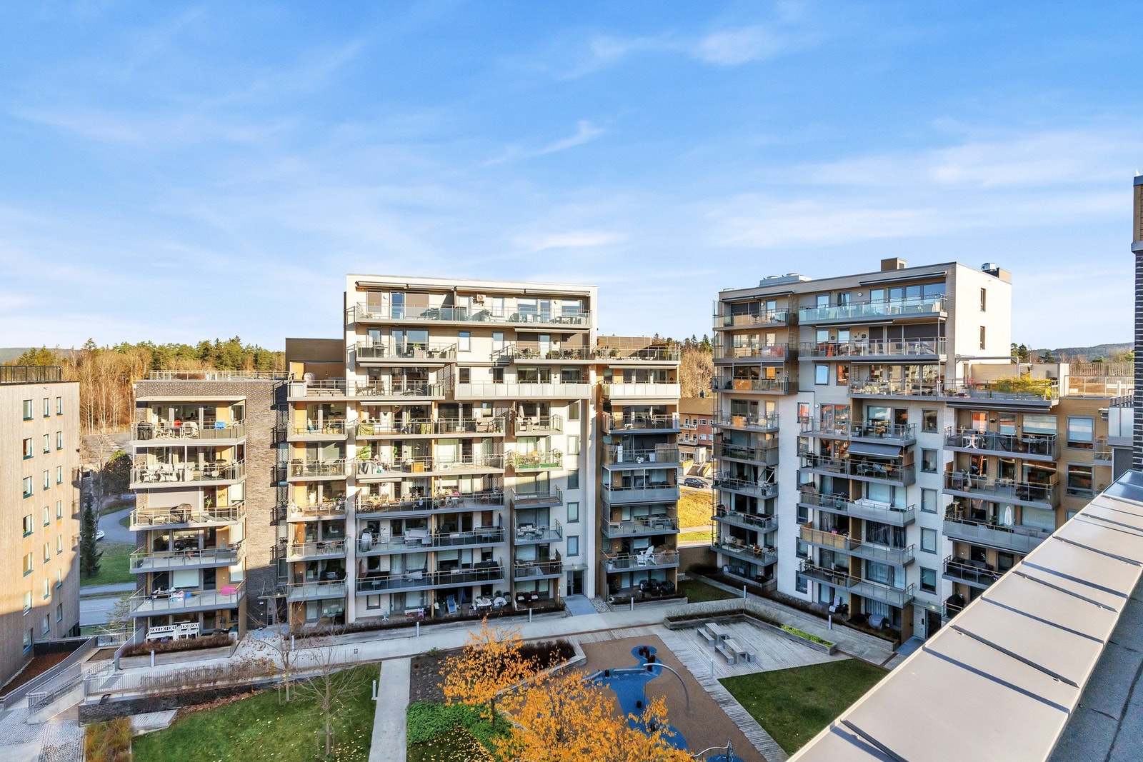 Området er nabo til Lørenskog Storsenter Triaden, med over 75 butikker og tilknyttede virksomheter. Olav Thon Gruppen er i gang med et stort utbyggingsprosjekt på Lørenskog, hvor Triaden Storsenter vil bli kjernen i nye Lørenskog sentrum. Galleribilde