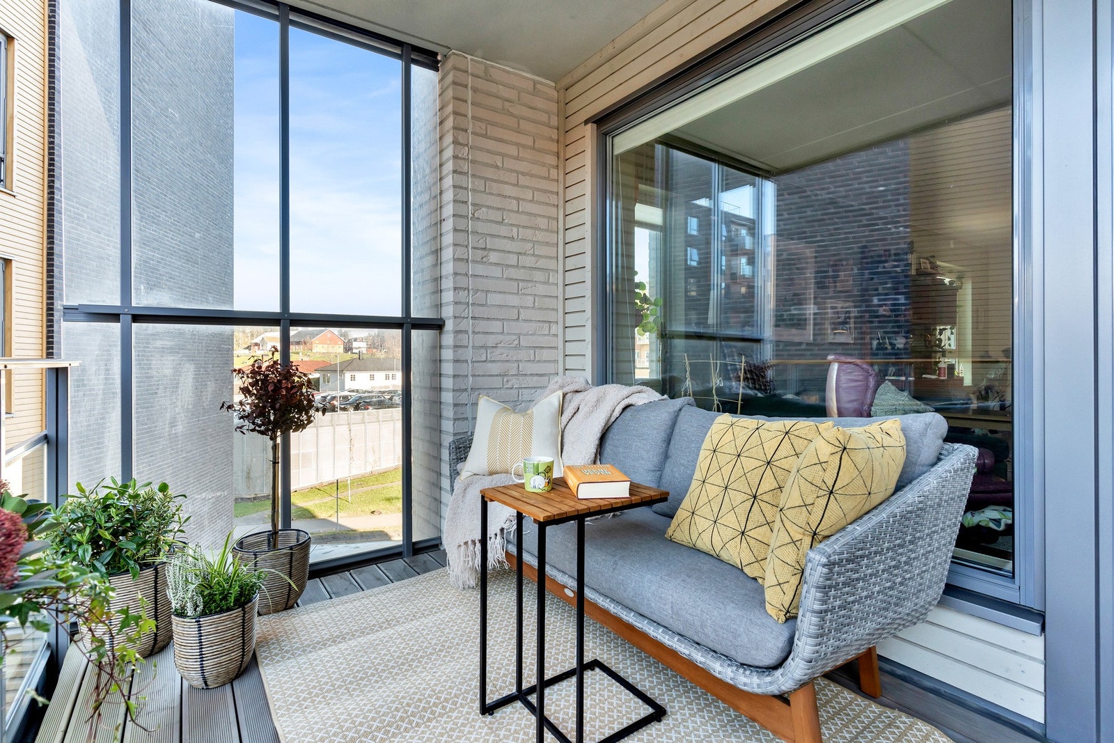 Her er det rikelig plass til utemøblement og grill, med flott utsyn. Galleribilde