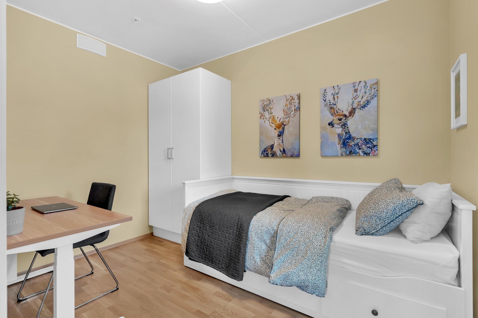 Soverom med god plass til seng og god oppbevaringsplass i garderobeskap. God plass til oppbevaringsløsninger og/eller hjemmekontor. Moderne eikeparkett på gulv, malte vegger og malt himling. Galleribilde