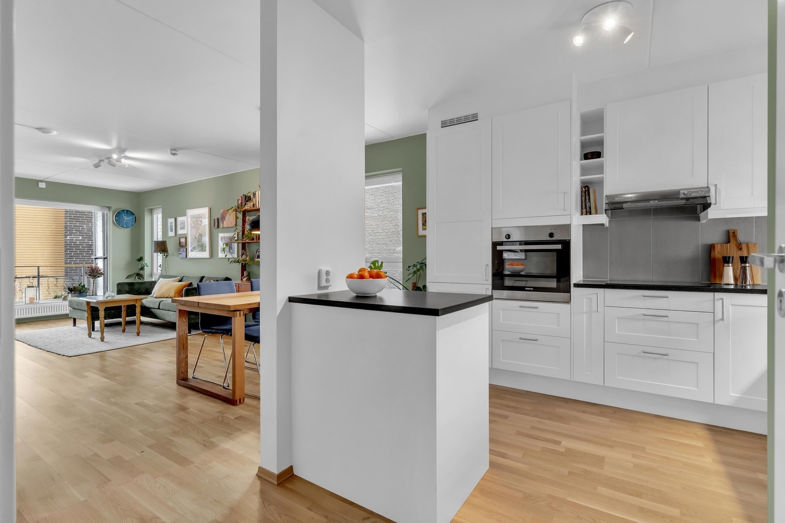 Stilrent og innbydende kjøkken fra Marbodal med glatte fronter, og med benkeplater i laminat med underlimt kum tilkoblet ettgreps blandebatteri. Galleribilde