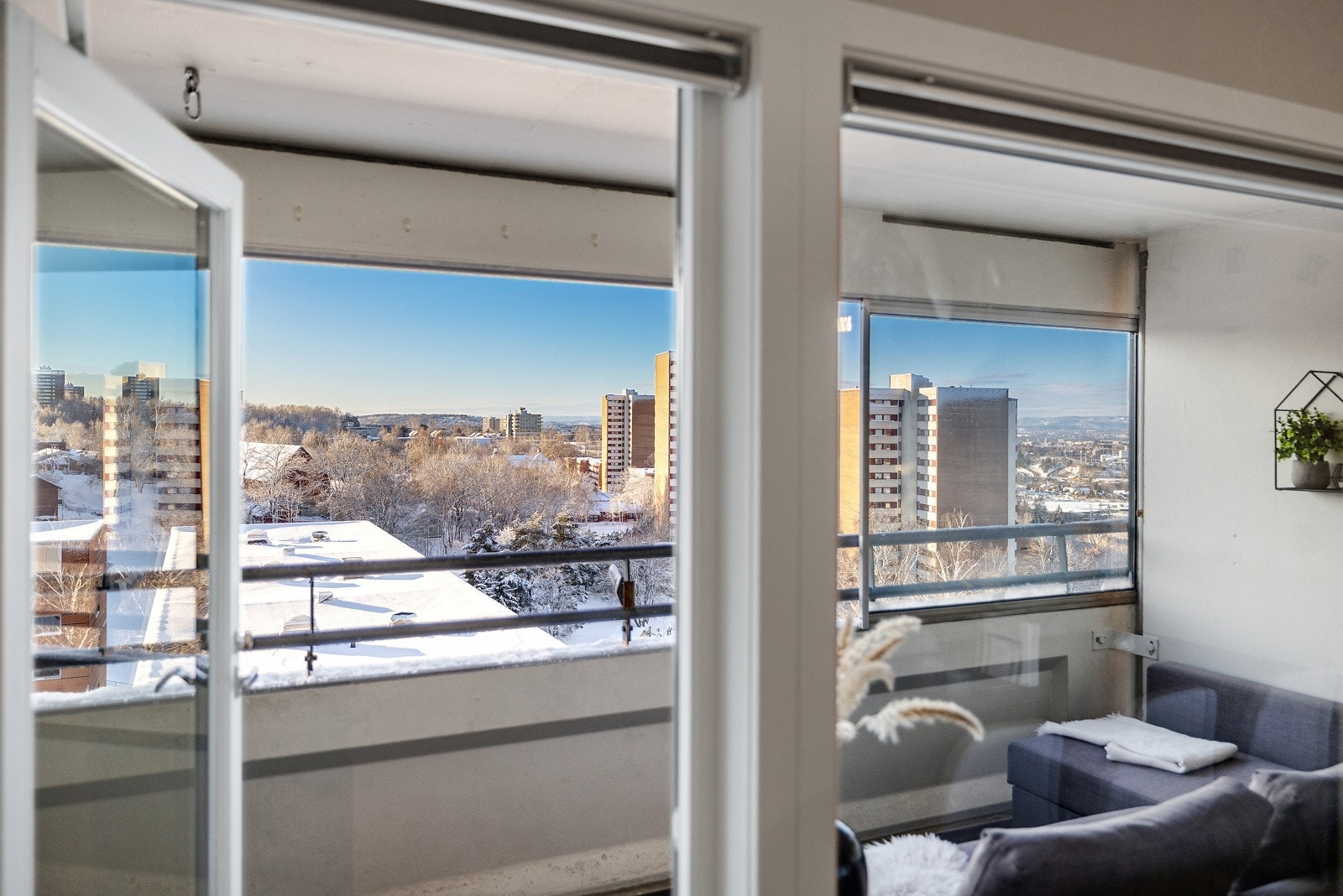 Fra stuen er det utgang til innglasset balkong på hele 10 kvm Galleribilde