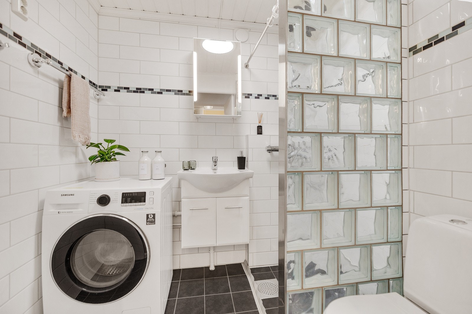 Delikat bad med opplegg for vaskemaskin Galleribilde