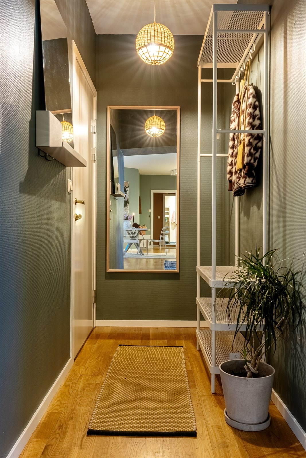 Leiligheten ønsker deg velkommen inn i en trivelig entre. Galleribilde