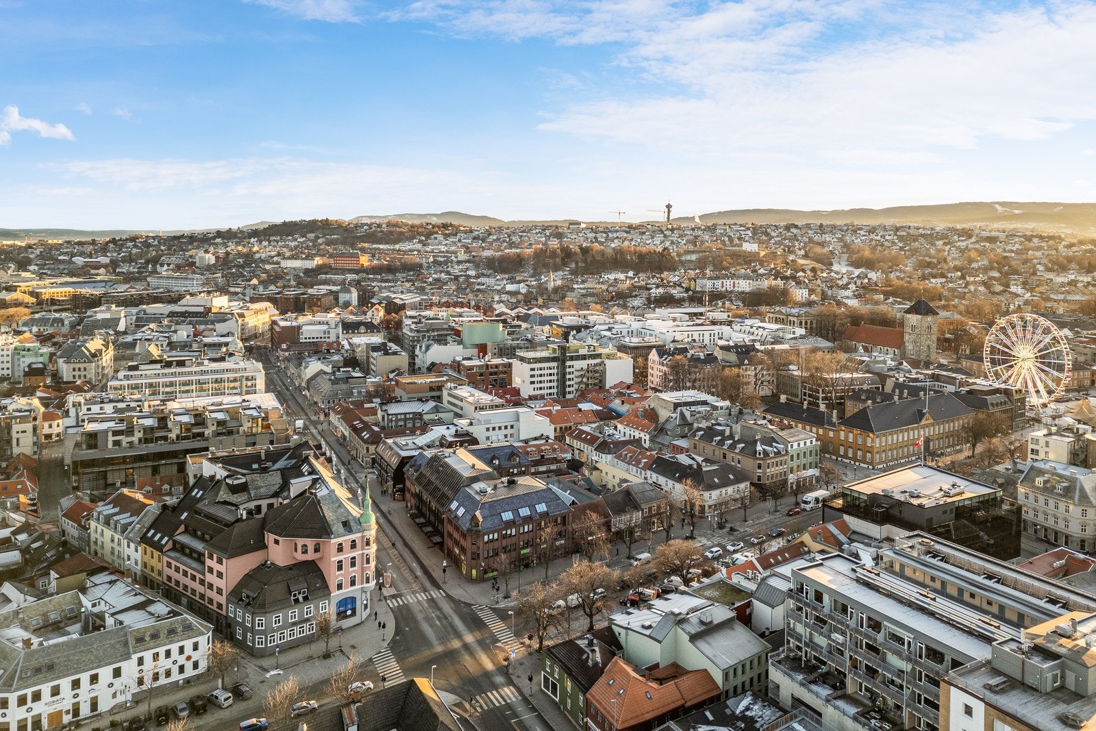 Gåavstand til det aller meste du trenger, med flere dagligvarebutikker, gode shoppingmuligheter ved Trondheim Torg. Sentrum har et pulserende restaurant- og uteliv i Midtbyen og på Solsiden, som passer for enhver smak. Galleribilde