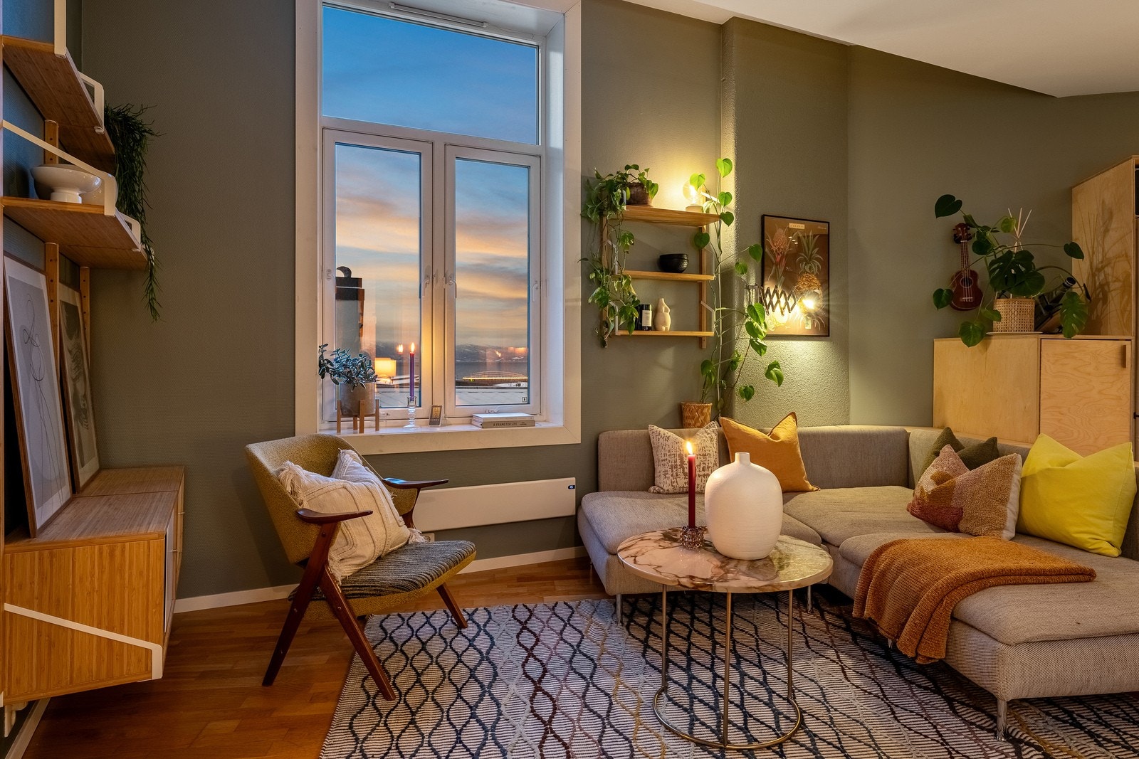 Store vindusflater som gir godt med naturlig lysinnslipp. Galleribilde