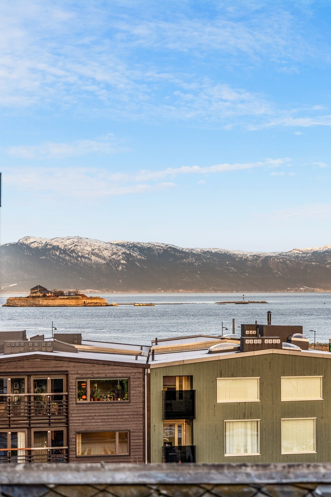 Fra både stue og kjøkken har man utsikt mot Trondheimsfjorden og Munkholmen. Galleribilde