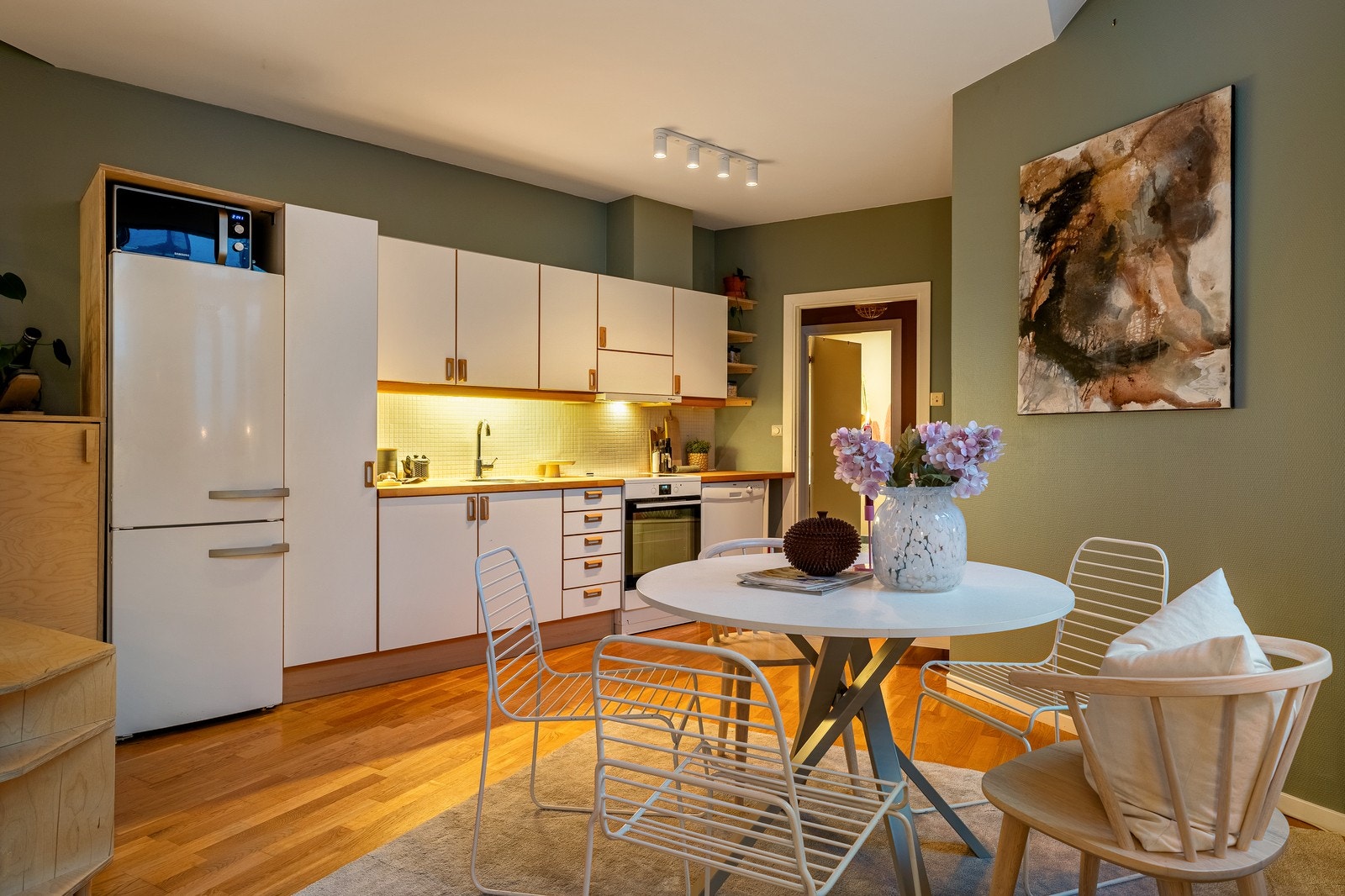 Lyst og pent kjøkken med rikelig med skap- og benkeplass. Galleribilde