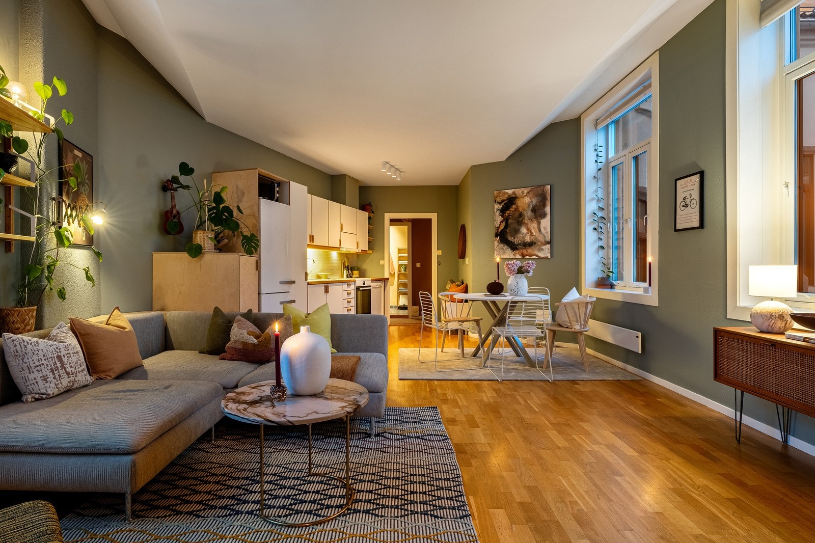 Leiligheten er i byggets 4.etasje og inneholder: Entré, bad, åpen kjøkken/stue og soverom. Galleribilde