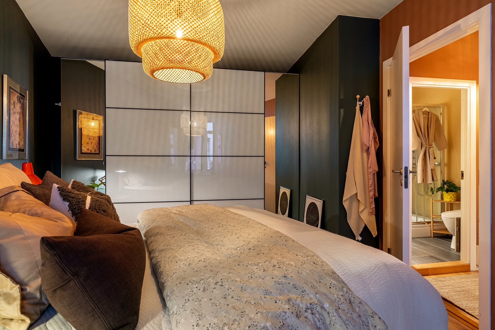 Herlig soverom på 16 kvm og med god plass til garderobeskap og skrivepult. Galleribilde