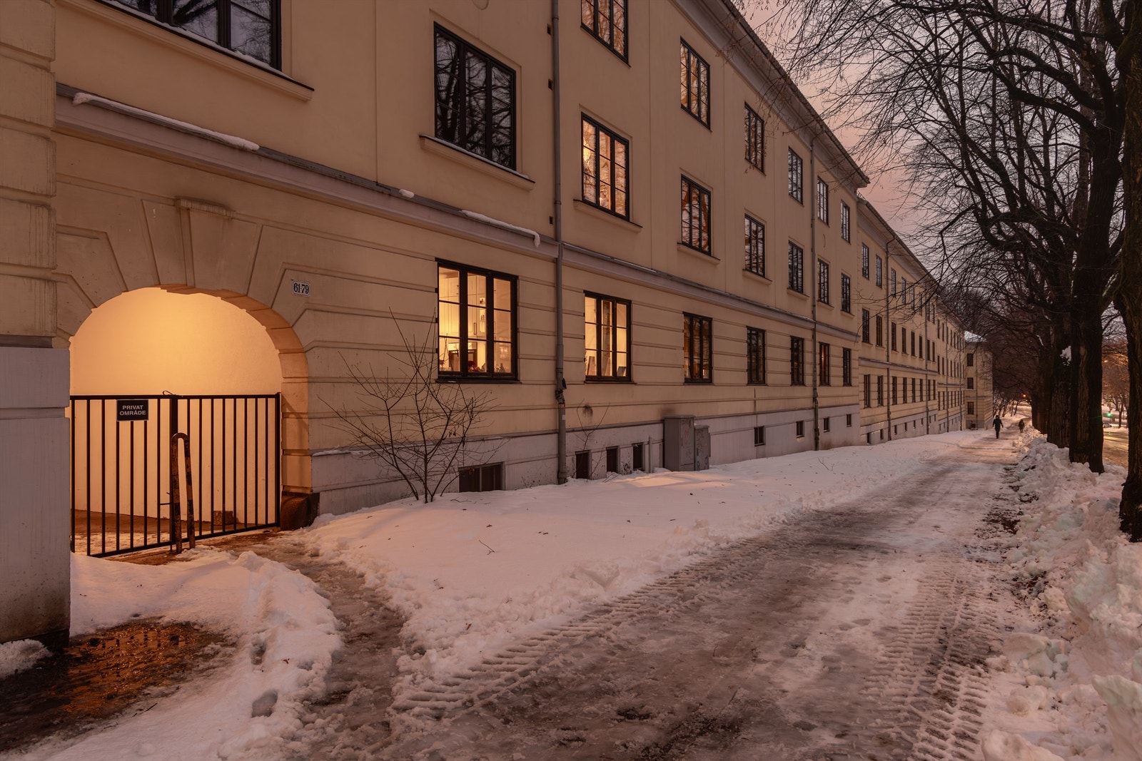 Fasade mot gate Galleribilde