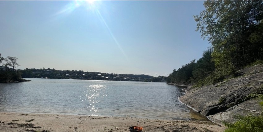 5 minutter fra boligen finner du strand- og friluftsområdet Kyrkjetangen. Galleribilde