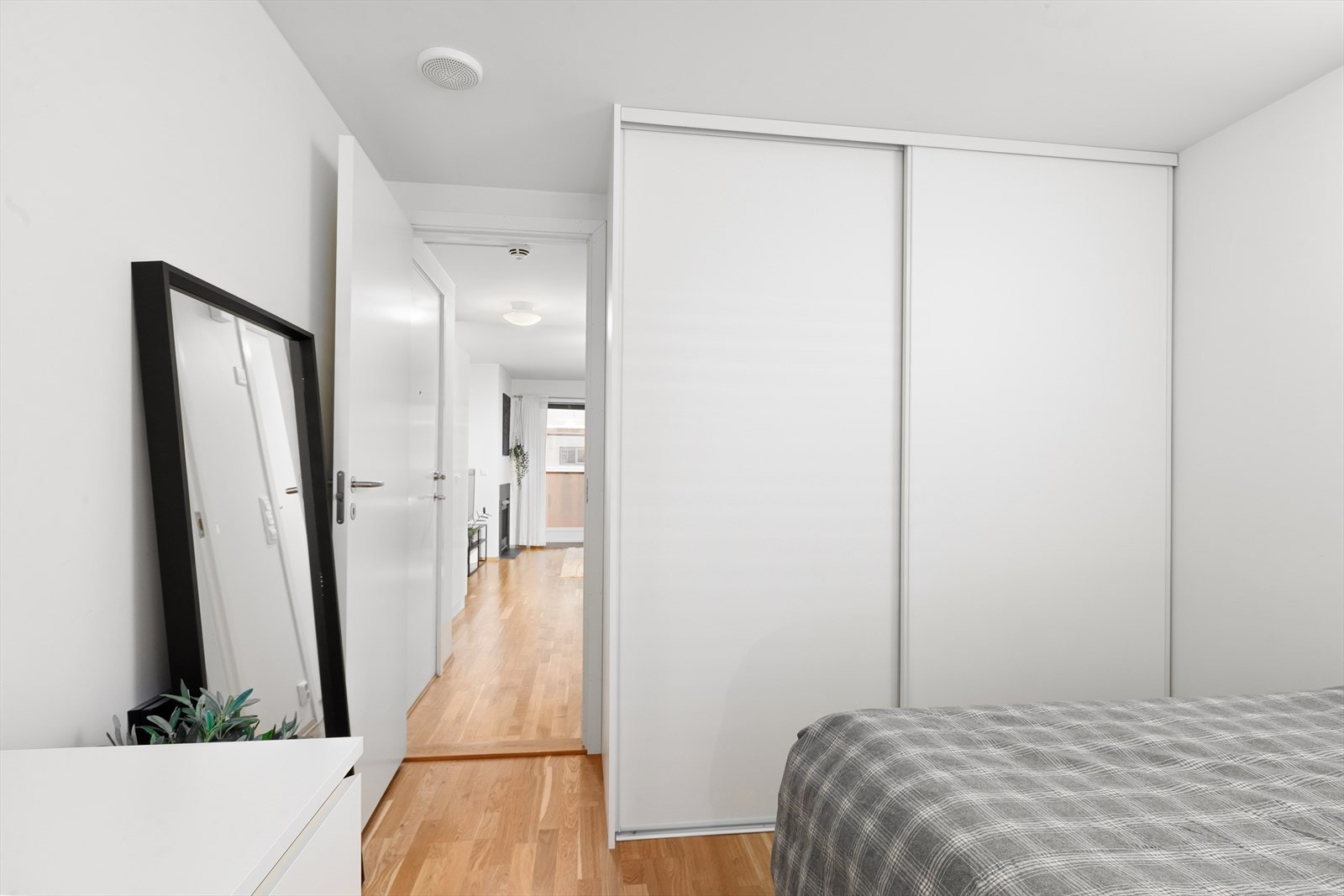 Soverommet har praktisk skyvedørsgarderobe Galleribilde
