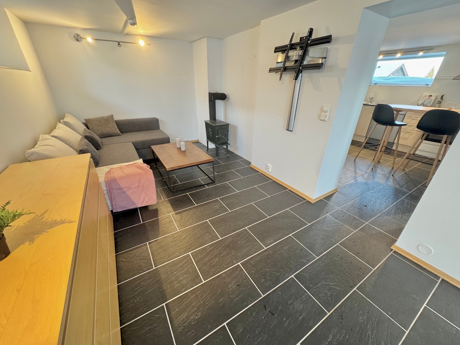 Koselig stue med oppheng til veggehengt tv Galleribilde