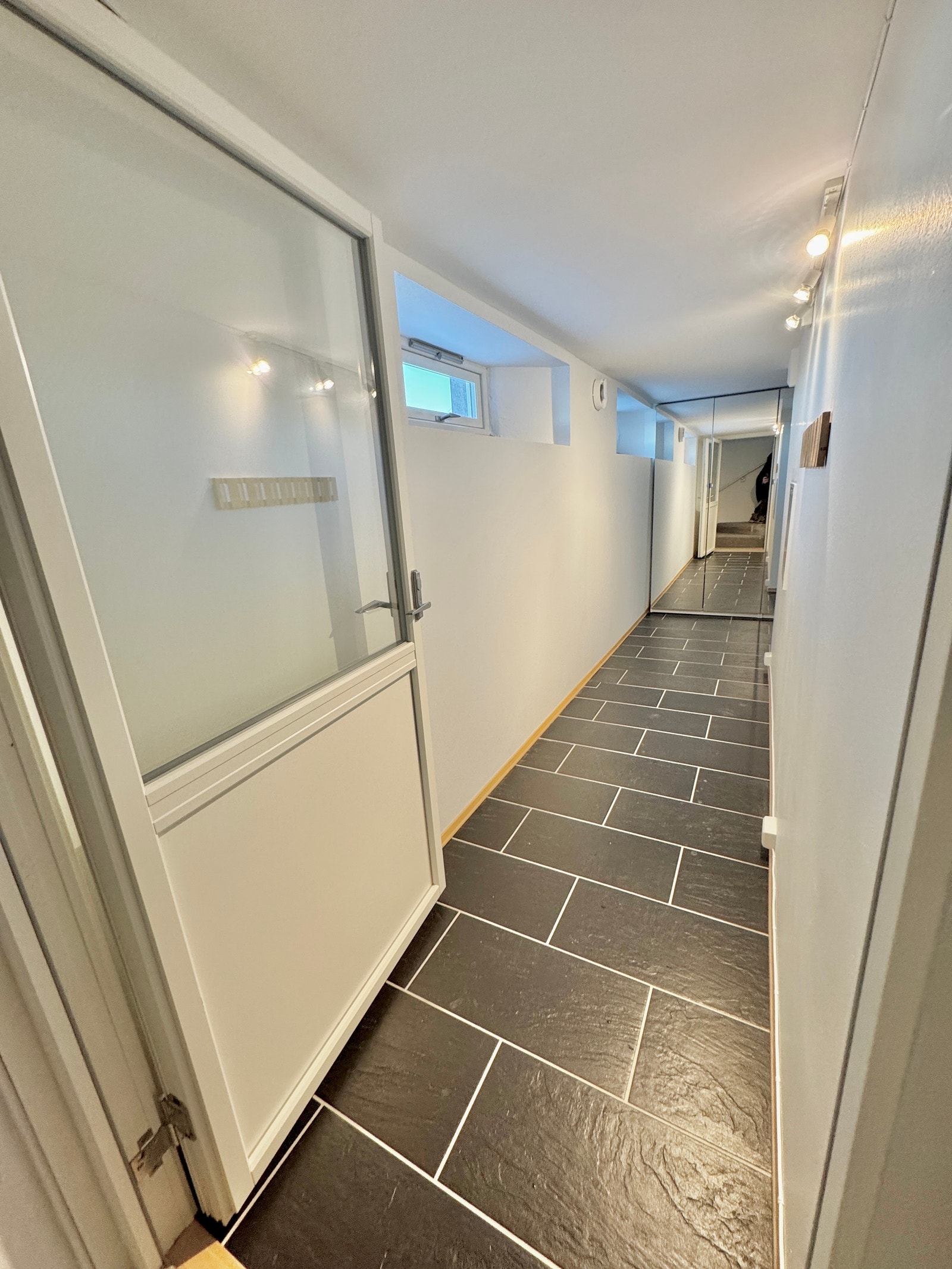 Romslig gang med garderobe og knagger Galleribilde