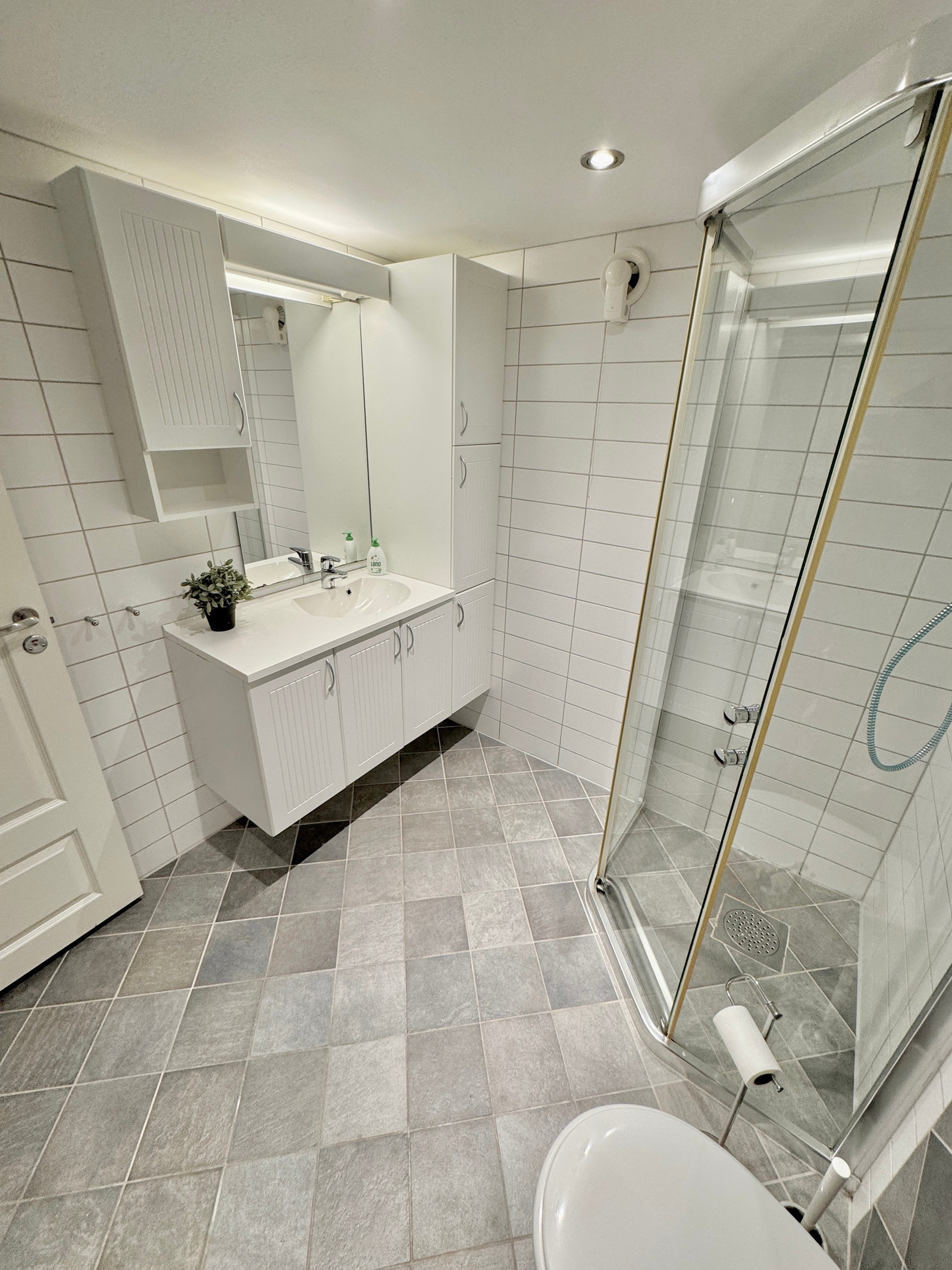 God med oppbevaringsplass i baderomsmøbel Galleribilde