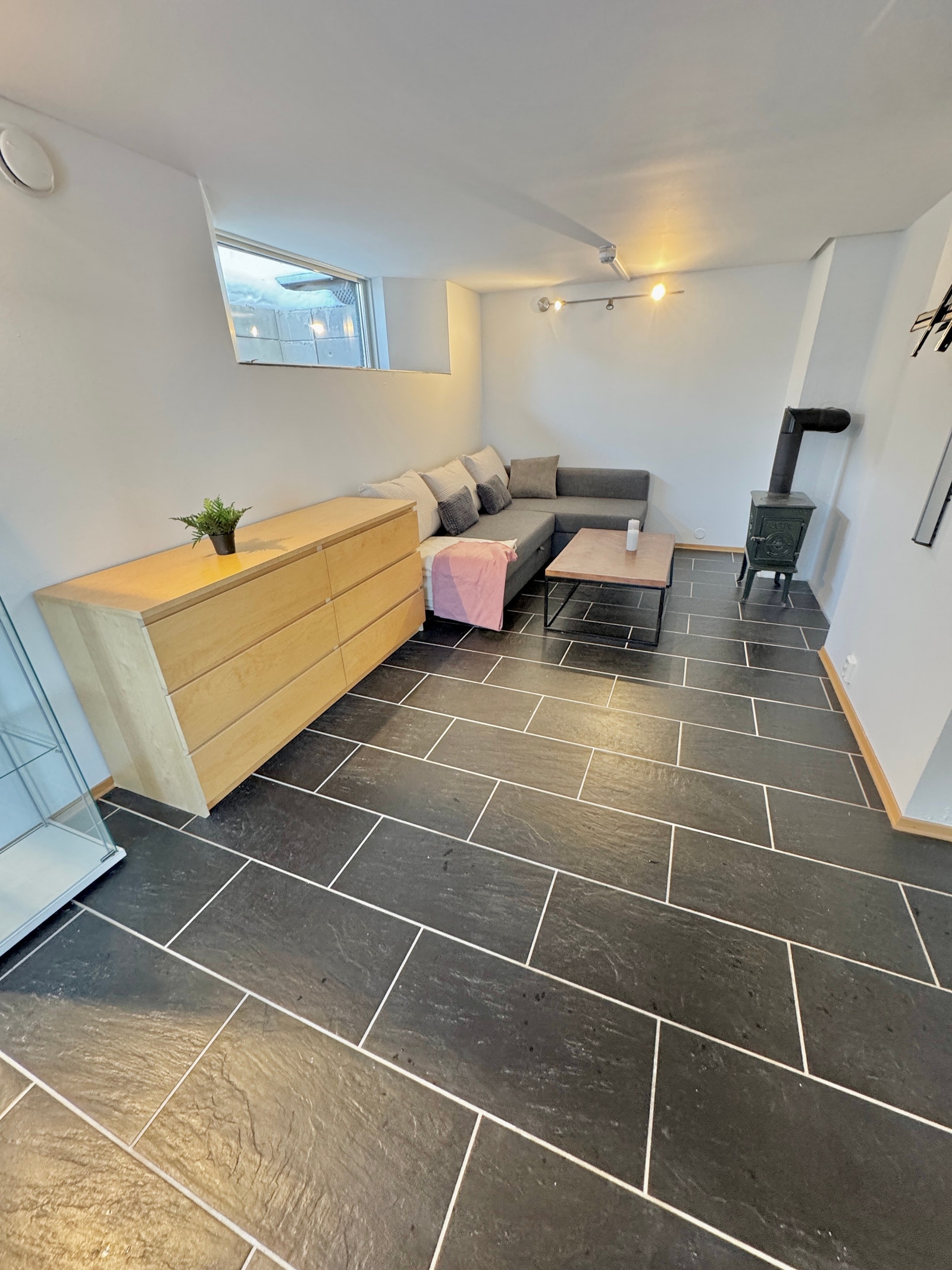 Stue med utgang til solfylt uteområde Galleribilde