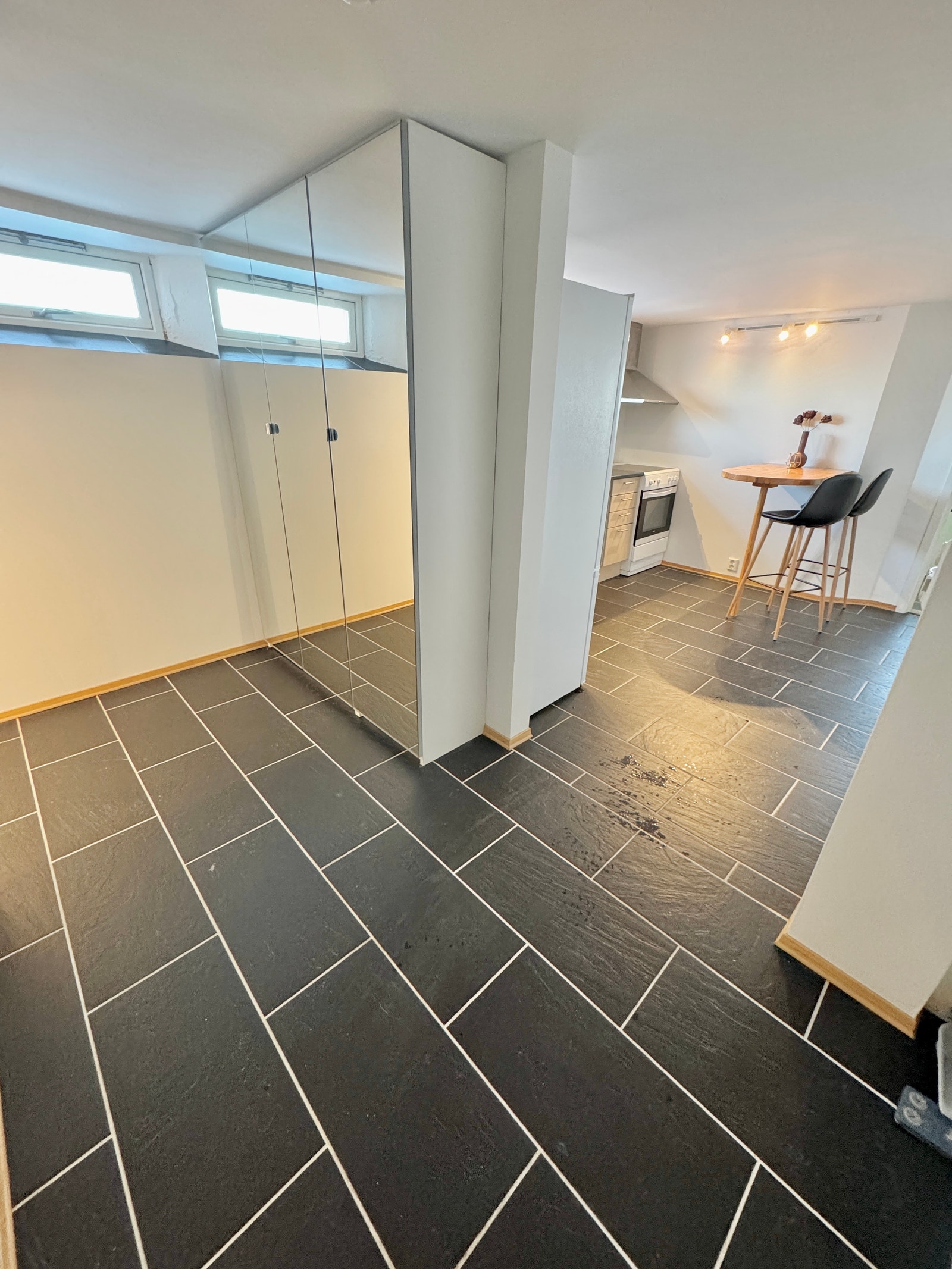 Romslig gang med skyvedørsgarderobe Galleribilde