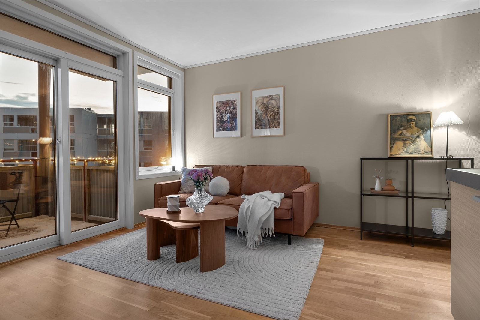 Pen og velholdt leilighet med fantastisk fin beliggenhet og store vindusflater mot sør / sørøst. Galleribilde